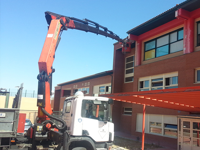 Rehabilitación de granallado de resina sobre hormigón poroso en superficie deportiva de color verde.